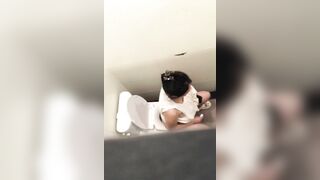 Quay lén chị gái có bầu đi vệ sinh và em gái đi làm về