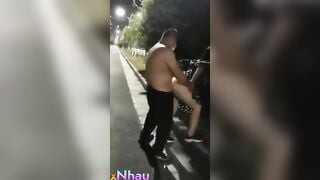 Độc lạ chị gái gạ ông chú béo có vợ djt ngoài đường sướng vl ra