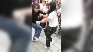 Mấy bé học sinh cấp 2 đánh nhau lột quần lột áo lộ lồn non ngay trước cổng trường p2