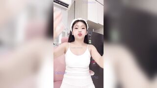 Tiktoker ThảoBaby YYLive múp rụp lồn hồng livestream thủ dâm cực ngon
