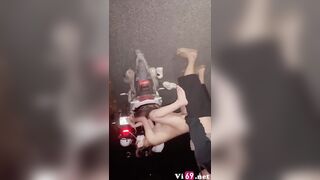 Dừng xe giữa đường để some với 2 anh