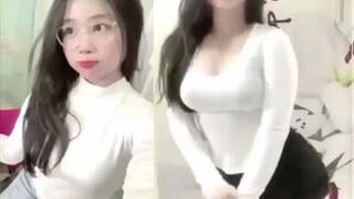 Clip Hot Em Hàng Múp Xinh Ngầm Cao Máy Thoáng Lồn Sạch Sex