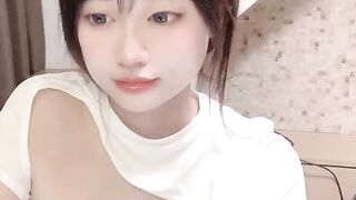 Gái xinh nhìn mặt ngây thơ mà lại livetream khoe vú bự ti hồng hào