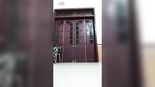 Độc lạ, e gái lén thủ dâm đái trước cửa khi các bác ở ngoài nch