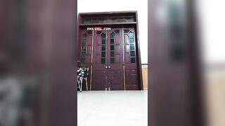 Độc lạ, e gái lén thủ dâm đái trước cửa khi các bác ở ngoài nch