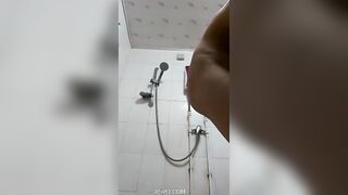 em học sinh thay đồ thủ dâm trong nhà tắm