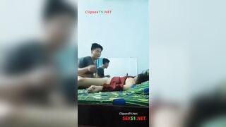 Lén qua phòng đụ con bạn thân ko mặc quần lộ lông lồn sướng vl ra