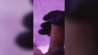 Nghịch con cu tí nữa làm nó xuất tinh