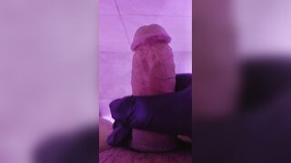 Nghịch con cu tí nữa làm nó xuất tinh