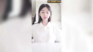 Em gái đeo kính lần đầu quay clip thủ dâm