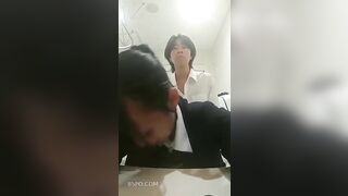Cặp đôi học sinh dân nhau với nhà vệ xinh rồi....