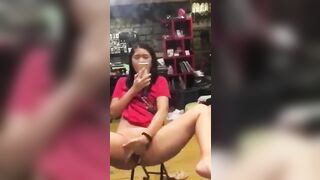 Em gái mới lớn ở nhà một mình nứng lồn quay video thủ dâm up lên mạng tìm trai địt