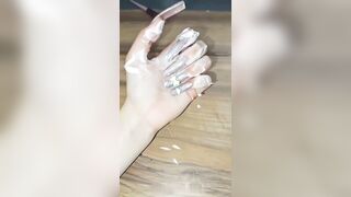 sờ body của hắn được rồi nhỏ! tham lam zị!