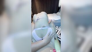 Nữ sinh nhỏ nhắn thích làm mèo đeo chuông