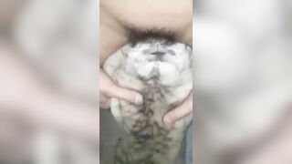 Trung niên và chú chó cưng nút cán