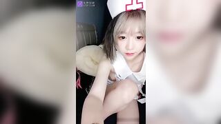 Cosplay em y tá dễ thương tập tành thủ dâm