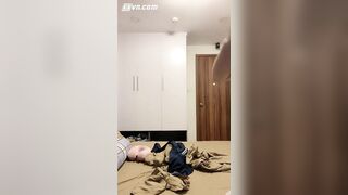 Chị gái bán quần áo cosplay thử đồ xong thủ dâm luôn cho khách nứng
