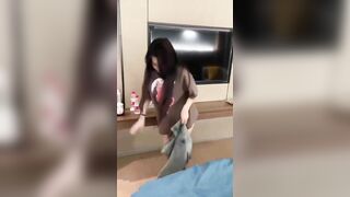 Trung Quốc: Nhỏ Gái Nghành Mới Tới Cởi Đồ Đi Tắm, Mà Hắn Đã Theo Sau Vào Việc Luôn R!