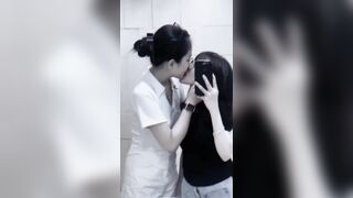 Mệt mỏi thuê cái phòng nghỉ ngơi một đêm thôi mà sao thấy áp lực qá!