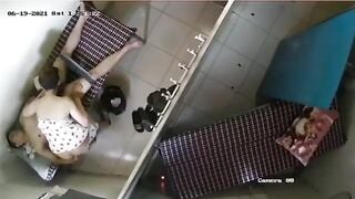 Quay lén Massage, Bị a khách tụt quần sờ lồn nên bú cu đjt khách luôn