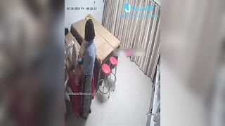 Quay lén e gái đi triệt lông lồn nhờ bác sĩ móc bướm thủ dâm vì ngứa