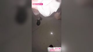 Anh ta ngoại tình với cô em gái say xỉn trong rạp chiếu phim và quan hệ tình dục