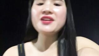 Chị máy bay vú to thích public