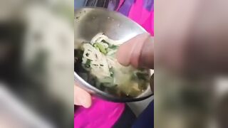 Độc lạ em gái ăn mì chấm xúc xích của anh cho đậm vị