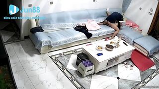 Bố check cam phát hiện con trai djt bạn thân khác giới trên sofa