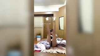 Cô gái nhỏ nhắn tóc dài ngực nhỏ nhảy thoát y nóng bỏng