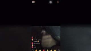 Gái ome show vú