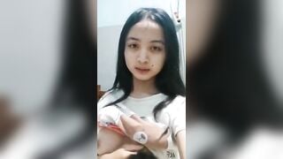 Em gái mới lớn khoe vú cho em trai bú