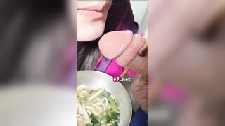 Ăn mì còn chấm cu vào xong mút