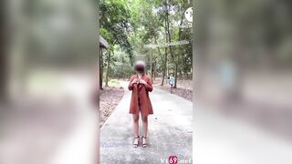 Myhanh2000 cởi đồ public thủ dâm giữa đường cho người lạ thấy em cũng mặc kệ