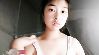 Em học sinh khoe ngực tự sướng