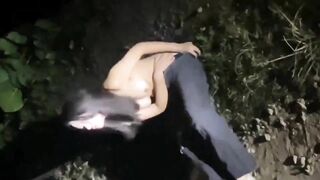 Full hơn 6 phút, E gái bị đánh ghen lột đồ thọc lồn trong rừng