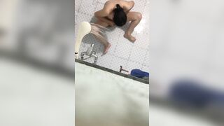 con đĩ u40 tắm