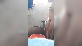 Bé quen trên lit quay tắm cho coi