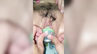 Nhét cả lon nước vào trong bím của em
