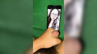 Bắn tinh lên ảnh em họ