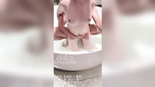 Được em người yêu cưỡi ngựa trong bồn tắm