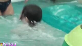 Bể bơi ở Nhật Bản, lòi chim lộ lông lồn khi bơi bị djt tung bím
