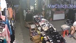 Hack Camera Shop quần áo phát hiện anh chủ tiệm địt em nhân viên bán hàng 2