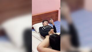 Thg bạn đg xem sex thủ dâm thì bị con bạn phát hiện cho djt