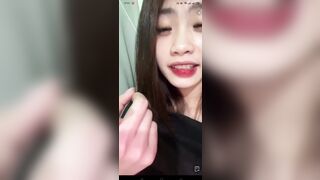 Gái xinh show vú to