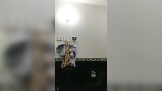 Chị Gái Tự Quay Khi Đi Tắm