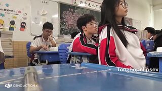 Phát Hiện 2 Đứa Bạn Bóp Vú Móc Lồn Nhau Trong Lớp Quay Video Lại Gửi Cô Chủ Nhiệm