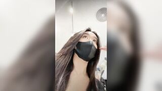 Gái xinh Nhét sex toy đi TTTM rung chảy nước vào thủ dâm