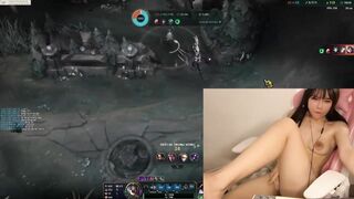 Em gái nứng lồn vừa móc vừa chơi game, full in comment