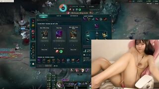 Em gái nứng lồn vừa móc vừa chơi game, full in comment